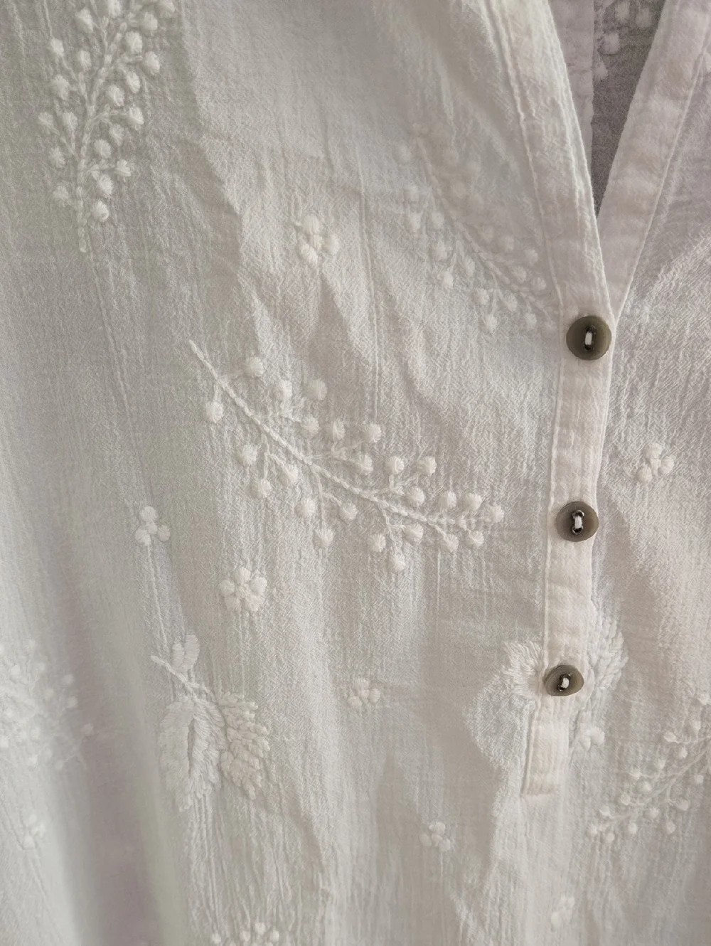 Like New - Royal Robbins Embroidered Blouse White Size Medium. Beautiful! - Picture 4 of 10